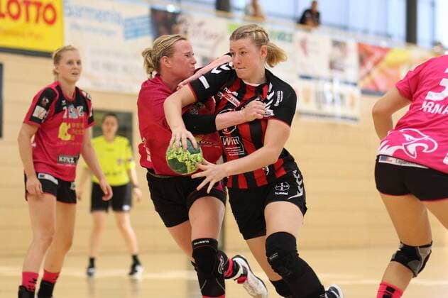 Sally Potocki (Leverkusen) im Zweikampf mit Carina Aselmayer (Nottwil) Wittlicher Handball-Cup --- Handball --- 04.08.2018 Wittlicher Handball-Cup --- Handball --- 04.08.2018 Wittlich Copyright: xEIBNER RenexWeissx EP_RWS