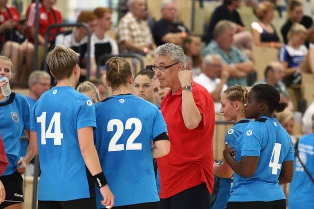 Trainer Dirk Leun (Buxtehude) bei der Auszeit Wittlicher Handball-Cup --- Handball --- 04.08.2018 Wittlicher Handball-Cup --- Handball --- 04.08.2018 Wittlich Copyright: xEIBNER RenexWeissx EP_RWS
