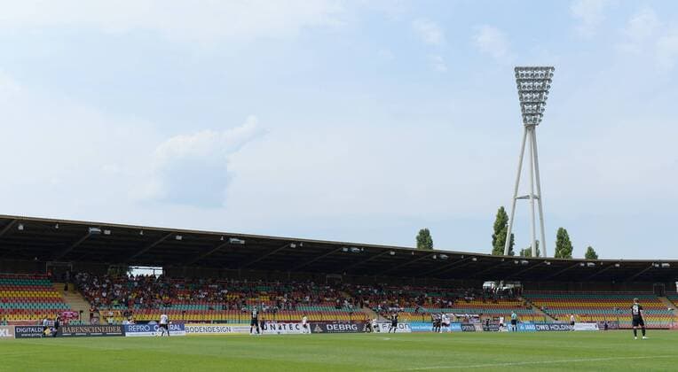 Fussball, Herren, Regionalliga Nordost, Saison 2018 2019 (2. Spieltag), BFC Dynamo - VfB Germania Halberstadt (0:5), leere Ränge im Jahn-Sportpark, Fans des BFC, 04.08. 2018, Copyright: xMatthiasxKochx