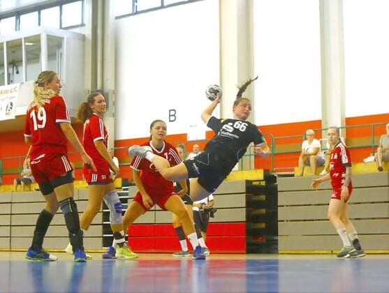 Torwurf von Pauline Wagner (Frankfurt) Handball Frauen BSV Sachsen Zwickau - Frankfurter HC (Testspiel) am 4.8.2018 BS Sachsen Zwickau - Frankfurter HC