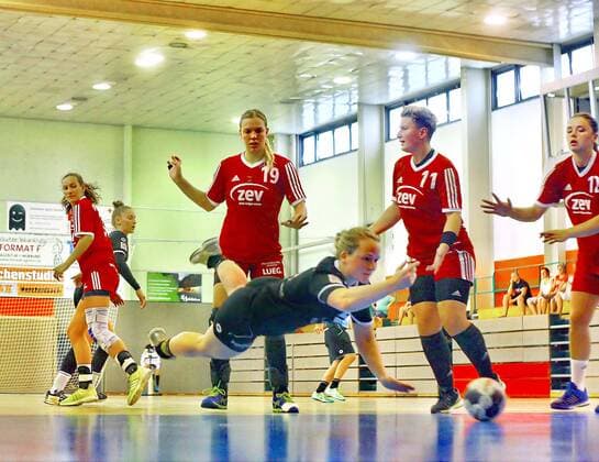 Einsatzstark streckt sich Annekathrin Zacharias (Frankfurt) nach dem Ball. Handball Frauen BSV Sachsen Zwickau - Frankfurter HC (Testspiel) am 4.8.2018 BS Sachsen Zwickau - Frankfurter HC