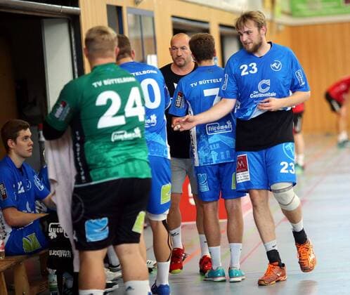 Handball - Weininselturnier Groß-Umstadt - Saison 2018 - 2019 - 05.08.2018 - Groß-Umstadt v. l. Thomas Götzenleuchter Trainer TV Büttelborn mit seinen Spielern während einer Auszeit. rechts Daniel Hackeschmidt Einzelbild, Einzelbild -