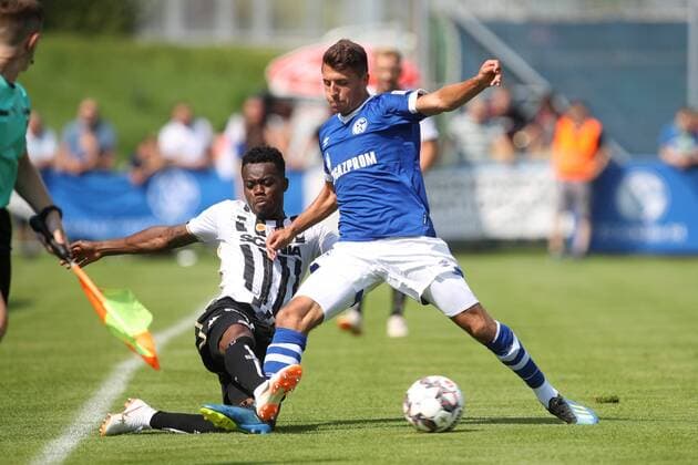 05.08.2018, Fussball, Saison 2018 2019, Testspiel FC Schalke 04 - SCO Angers in Mittersill Österreich v. l. Angers Abdoulaye Bamba, Alessandro Schöpf (FC Schalke 04) Mittersill Österreich