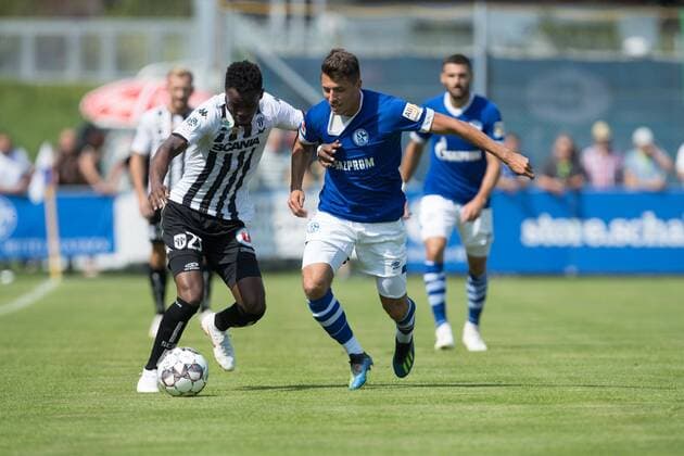 Oesterreich, Mittersill, 05.08.2018, Testspiel, FC Schalke 04 - SCO Angers Abdoulaye Bamba (Angers) und Alessandro Schoepf (S04) im Zweikampf ( DeFodi507