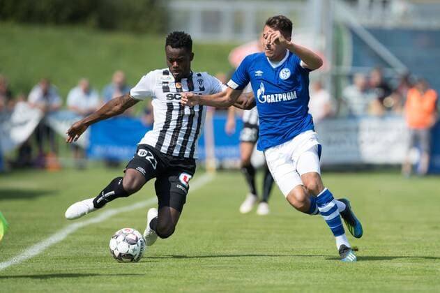 Oesterreich, Mittersill, 05.08.2018, Testspiel, FC Schalke 04 - SCO Angers Abdoulaye Bamba (Angers) und Alessandro Schoepf (S04) im Zweikampf ( DeFodi507