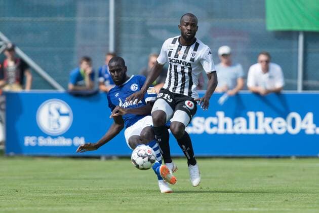 Oesterreich, Mittersill, 05.08.2018, Testspiel, FC Schalke 04 - SCO Angers Omar Mascarell (S04) und Stephane Bahoken (Angers) im Zweikampf ( DeFodi507