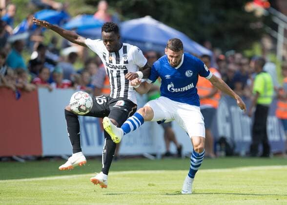 Oesterreich, Mittersill, 05.08.2018, Testspiel, FC Schalke 04 - SCO Angers Abdoulaye Bamba (Angers) und Daniel Caligiuri (S04) im Zweikampf ( DeFodi507