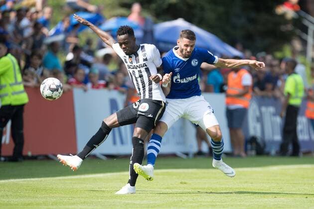 Oesterreich, Mittersill, 05.08.2018, Testspiel, FC Schalke 04 - SCO Angers Abdoulaye Bamba (Angers) und Daniel Caligiuri (S04) im Zweikampf ( DeFodi507