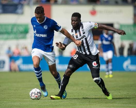 Oesterreich, Mittersill, 05.08.2018, Testspiel, FC Schalke 04 - SCO Angers Suat Serdar (S04) und Ismael Traore (Angers) im Zweikampf ( DeFodi507