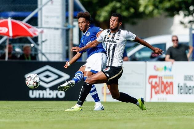 Oesterreich, Mittersill, 05.08.2018, Testspiel, FC Schalke 04 - SCO Angers Thilo Kehrer (S04) und Angelo Fulgini (Angers) im Zweikampf ( DeFodi507