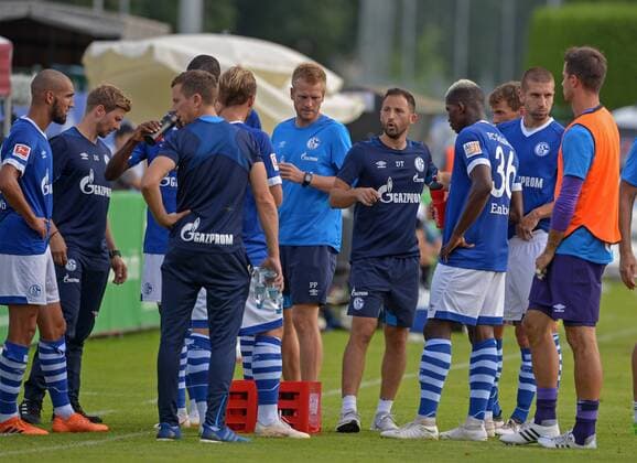 SOCCER, Schalke vs Angers, test match MITTERSILL,AUSTRIA,43317 - SOCCER - 1. DFL, 1. Deutsche Bundesliga, Ligue 1, FC Schalke 04 vs Angers SCO, friendly match. Image shows head coach Domenico Tedesco and the team of Schalke. GEPAxpictures xHansxOsterauer