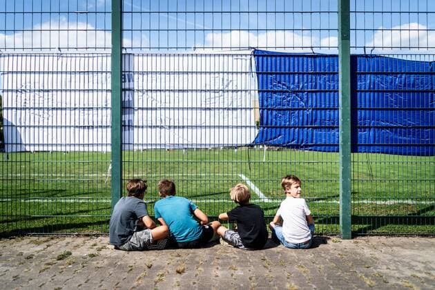 Fußball, Stadiongeschichte Blau-Weiß 90 Berlin Berlin, Deutschland, 05.08.2018: Junge Fans beim Spiel der NOFV Oberliga Nord zwischen SV Blau-Weiß 90 und Tennis Borussia.