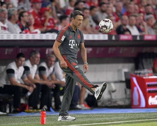 Sport Themen der Woche KW31 Sport Bilder des Tages 05.08.2018, Fussball 1. Bundesliga 2018 2019, Testspiel, FC Bayern München - Manchester United ManU Allianz-Arena München. Trainer Niko Kovac (FC Bayern München) jongliert den Ball. *** 05 08 2018 Football 1 Bundesliga 2018 2019 Test match FC Bayern Munich Manchester United Allianz Arena Munich Coach Niko Kovac FC Bayern Munich juggles the ball
