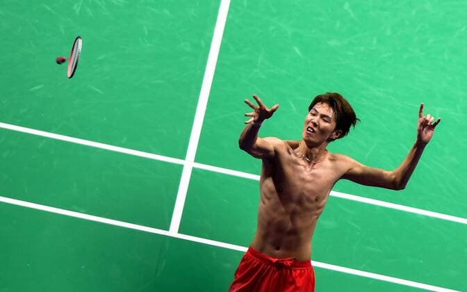 Sport Themen der Woche KW31 Sport Bilder des Tages (180805) -- NANJING, Aug. 5, 2018 (Xinhua) -- Li Junhui of China throws his racket to the crowd after winning the men s doubles final against Takeshi Kamura and Keigo Sonoda of Japan at the BWF (Badminton World Federation) World Championships 2018 in Nanjing, capital of east China s Jiangsu Province, Aug. 5, 2018. Li and Liu won 2-0. (Xinhua Li Xiang) (SP)CHINA-NANJING-BADMINTON-WORLD CHAMPIONSHIPS (CN) 