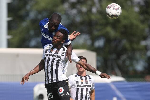 05.08.2018, Fussball, Saison 2018 2019, Testspiel FC Schalke 04 - SCO Angers in Mittersill Österreich v. l. Salif Sane (FC Schalke 04) im Duell mit Angers Abdoulaye Bamba Mittersill Österreich