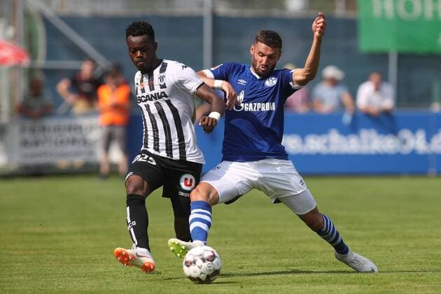 05.08.2018, Fussball, Saison 2018 2019, Testspiel FC Schalke 04 - SCO Angers in Mittersill Österreich v. l. Angers Abdoulaye Bamba, Daniel CALIGIURI (FC Schalke 04) Mittersill Österreich