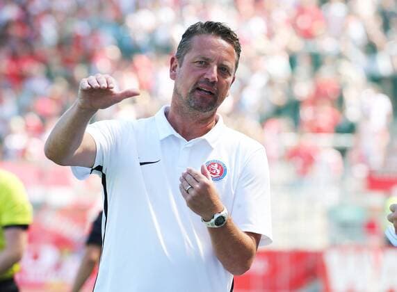 Fußball, Trainerhistorie, Wuppertaler SV Regionalliga West, Saison 2018 2019, 2. Spieltag, Rot Weis Essen - Wuppertaler SV, -- Christian Britscho ( Trainer Wuppertaler SV ) an der Seitenlinie