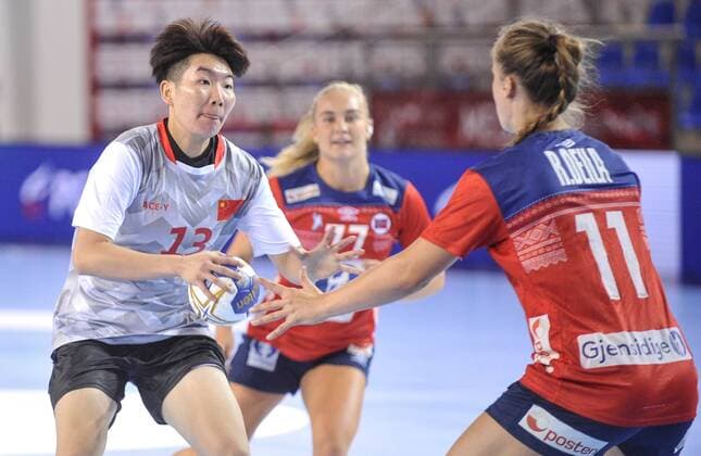 2018.08.07 Kielce Pilka reczna Mlodziezowe Mistrzostwa Swiata w Pilce Recznej Kobiet do lat 18 Norwegia - Chiny N z Mengxue Zhou, Live Rushfeldt Deila Foto Rafal Rusek PressFocus 2018.08.07 Kielce Handball IHF Youth U18 Womens World Championship WM Weltmeisterschaft 2018 Norway - China Mengxue Zhou, Live Rushfeldt Deila Credit: Rafal Rusek PressFocus NEWSPIX.PL --- Newspix.pl  20180807PF_RR045