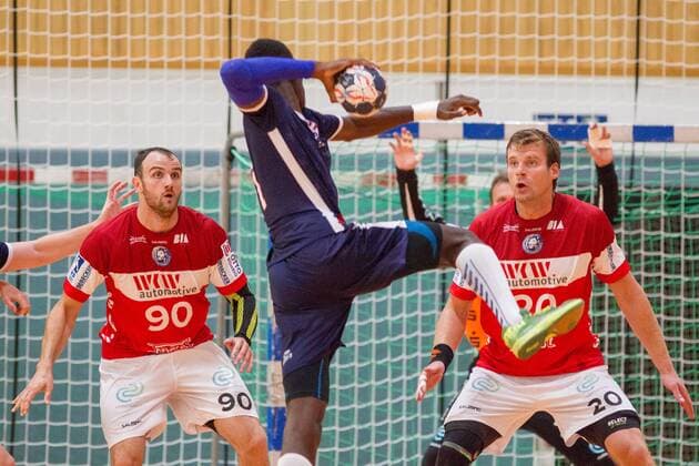 Bogdan Andrei Criciotoiu ( 90, Bergischer HC) und Csaba Szücs ( 20, Bergischer HC) stehen vor dem werfenden Abou Fofana ( 11, Team USA) Bergischer HC vs. Team USA, Handball HBL, Testspiel, 07.08.18 Solingen NRW Deutschland Klingenhalle
