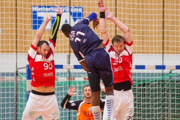 Bogdan Andrei Criciotoiu ( 90, Bergischer HC) und Csaba Szücs ( 20, Bergischer HC) stehen vor dem werfenden Abou Fofana ( 11, Team USA) Bergischer HC vs. Team USA, Handball HBL, Testspiel, 07.08.18 Solingen NRW Deutschland Klingenhalle