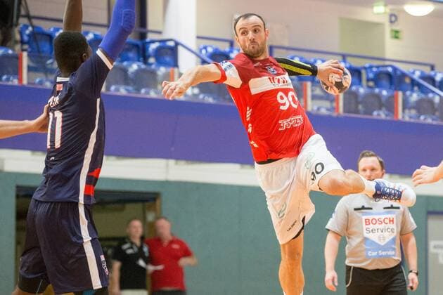 Bogdan Andrei Criciotoiu ( 90, Bergischer HC) beim Wurf gegen Abou Fofana ( 11, Team USA) Bergischer HC vs. Team USA, Handball HBL, Testspiel, 07.08.18 Solingen NRW Deutschland Klingenhalle