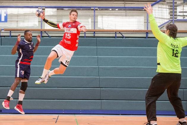 Milan Kotrc ( 15, Bergischer HC) beim Wurf gegen Rene Ingram ( 12, Team USA) Bergischer HC vs. Team USA, Handball HBL, Testspiel, 07.08.18 Solingen NRW Deutschland Klingenhalle