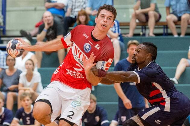 Maximilian Leon Bettin ( 2, Bergischer HC) im Duell mit Gary Hines ( 9, Team USA) Bergischer HC vs. Team USA, Handball HBL, Testspiel, 07.08.18 Solingen NRW Deutschland Klingenhalle