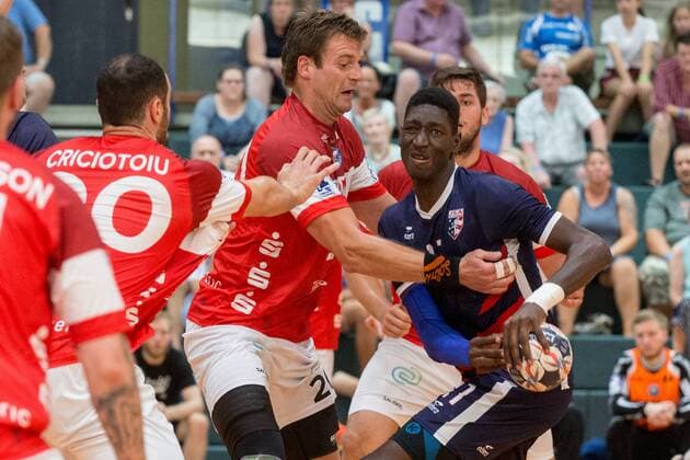 Csaba Szücs ( 20, Bergischer HC) im Duell mit Abou Fofana ( 11, Team USA) Bergischer HC vs. Team USA, Handball HBL, Testspiel, 07.08.18 Solingen NRW Deutschland Klingenhalle