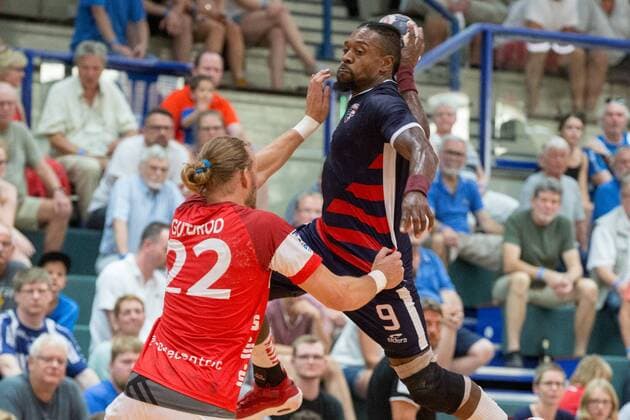 Wurf von Gary Hines ( 9, Team USA) gegen Fabian Gutbrod ( 22, Bergischer HC) Bergischer HC vs. Team USA, Handball HBL, Testspiel, 07.08.18 Solingen NRW Deutschland Klingenhalle