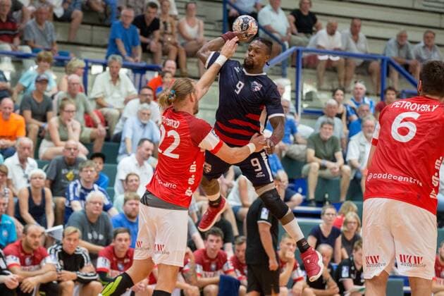 Wurf von Gary Hines ( 9, Team USA) gegen Fabian Gutbrod ( 22, Bergischer HC) Bergischer HC vs. Team USA, Handball HBL, Testspiel, 07.08.18 Solingen NRW Deutschland Klingenhalle