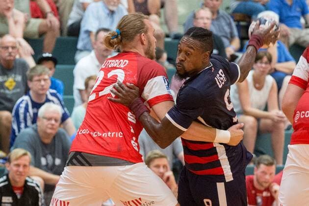 Duell zwischen Fabian Gutbrod ( 22, Bergischer HC) und Gary Hines ( 9, Team USA) Bergischer HC vs. Team USA, Handball HBL, Testspiel, 07.08.18 Solingen NRW Deutschland Klingenhalle