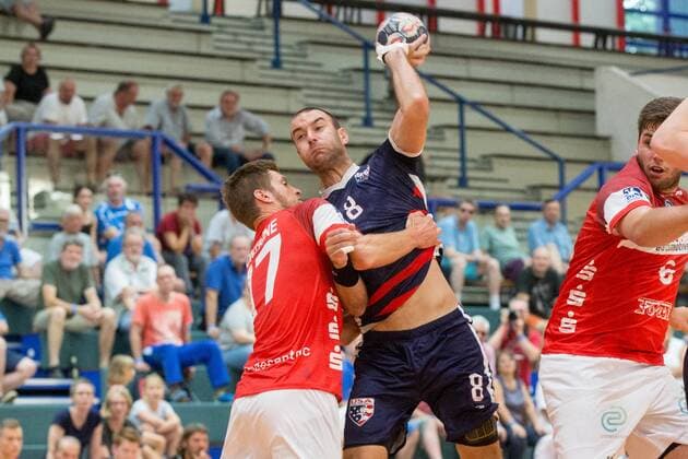Wurf von Christoph Morgan ( 8, Team USA) gegen Daniel Fontaine ( 17, Bergischer HC) Bergischer HC vs. Team USA, Handball HBL, Testspiel, 07.08.18 Solingen NRW Deutschland Klingenhalle