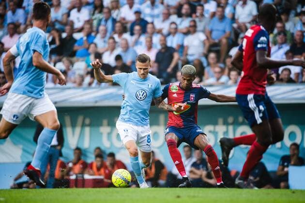 180807 Arnor Ingvi Traustason of Malmö FF LoÃ¯c Nego of Vidi competes for the ball during the UEFA Champions League qualifying match between Malmö FF and Vidi on August 7, 2018 in Malmö. Photo: Ludvig Thunman BILDBYRAN kod LT 35513 Copyright: LUDVIGxTHUNMAN BB180807LT007
