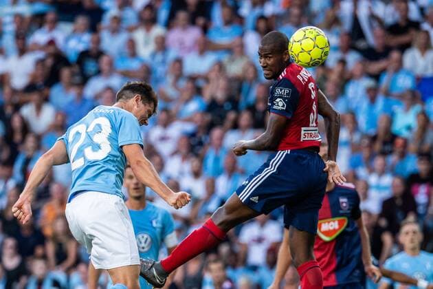 180807 Marcus Antonsson of Malmö FF with a header against Paulo Vinicius of Vidi during the UEFA Champions League qualifying match between Malmö FF and Vidi on August 7, 2018 in Malmö. Photo: Ludvig Thunman BILDBYRAN kod LT 35513 Copyright: LUDVIGxTHUNMAN BB180807LT016