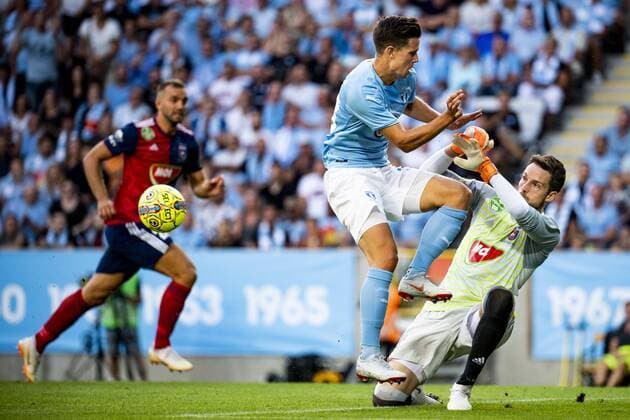 180807 Marcus Antonsson of Malmö FF and goalkeeper çd?m Kov?csik of Vidi during the UEFA Champions League qualifying match between Malmö FF and Vidi on August 7, 2018 in Malmö. Photo: Ludvig Thunman BILDBYRN kod LT 35513 Copyright: LUDVIGxTHUNMAN BB180807LT057