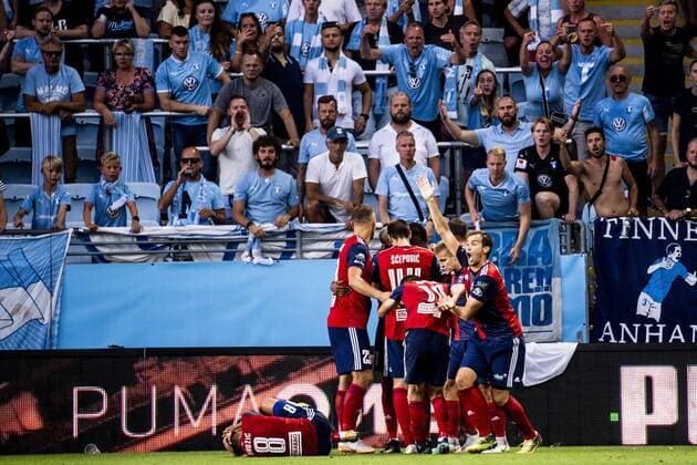 180807 Anel Hadzic of Vidi remains on the ground after being hit with an object from the stands as team mates react during the UEFA Champions League qualifying match between Malmö FF and Vidi on August 7, 2018 in Malmö. Photo: Ludvig Thunman BILDBYRN kod LT 35513 Copyright: LUDVIGxTHUNMAN BB180807LT066