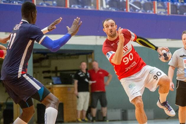 Wurf von Bogdan Andrei Criciotoiu ( 90, Bergischer HC) gegen Abou Fofana ( 11, Team USA) Bergischer HC vs. Team USA, Handball HBL, Testspiel, 07.08.18 Solingen NRW Deutschland Klingenhalle