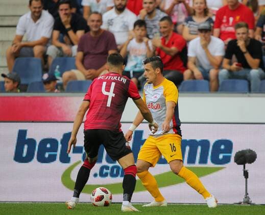SOCCER - UEFA CL quali, RBS vs Shkendija SALZBURG,AUSTRIA,08.AUG.18 - SOCCER - UEFA Champions League, qualification, Red Bull Salzburg vs KF Shkendija. Image shows Egzon Bejtulai (Shkendija) and Zlatko Junuzovic (RBS). GEPAxpictures xThomasxBachun