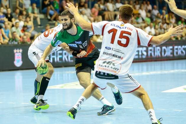 08.08.2018, xtgx, Handball Testspiel, SC Magdeburg - HK Malmö emspor, v.l. Juan Munoz de la Pena (Magdeburg, 13) am ball, Zweikampf, Duell, Kampf, tackle GETEC Arena