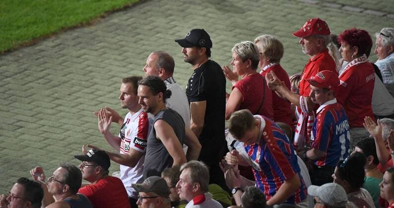 Fussball, Herren, Saison 2018 2019, 3. Liga (3. Spieltag), FC Energie Cottbus - SpVgg Unterhaching, Trainer Claus-Dieter Wollitz (vorn, Energie Cottbus) musste auf die Tribüne, 08.08. 2018, Copyright: xMatthiasxKochx
