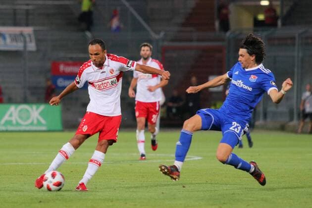 14 Marcelo de Freitas Costa (Energie Cottbus, l.), 23 Markus Schwabl (Unterhaching) Fussball 3. Liga FC Energie Cottbus - SpVgg Unterhaching