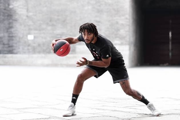 Sport Bilder des Tages NBA Basketball Herren USA star Derrick Rose of Minnesota Timberwolves plays basketball at the Xi an Circumvallation of Ming Dynasty in Xi an city, northwest China s Shaanxi province, 8 August 2018.