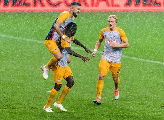 08.08.2018, Red Bull Arena, Salzburg, AUT, UEFA CL, FC Salzburg vs KF Shkendija Tetovo, Qualifikation, 3. Runde, Hinspiel, im Bild die Spieler von FC Salzburg jubeln ueber das Tor zum 3:0 durch Diadie Samassekou (FC Salzburg) during the UEFA Championsleague Qualifier 3rd round, 1st leg match between FC Salzburg and KF Shkendija Tetovo at the Red Bull Arena in Salzburg, Austria on 2018 08 08. Salzburg