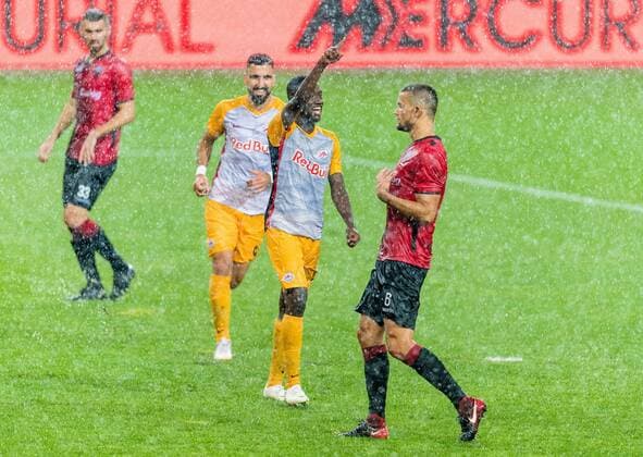 08.08.2018, Red Bull Arena, Salzburg, AUT, UEFA CL, FC Salzburg vs KF Shkendija Tetovo, Qualifikation, 3. Runde, Hinspiel, im Bild die Spieler von FC Salzburg jubeln ueber das Tor zum 3:0 durch Diadie Samassekou (FC Salzburg) during the UEFA Championsleague Qualifier 3rd round, 1st leg match between FC Salzburg and KF Shkendija Tetovo at the Red Bull Arena in Salzburg, Austria on 2018 08 08. Salzburg