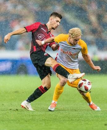 08.08.2018, Red Bull Arena, Salzburg, AUT, UEFA CL, FC Salzburg vs KF Shkendija Tetovo, Qualifikation, 3. Runde, Hinspiel, im Bild v.l. Ennur Totre (KF Shkendija Tetovo), Xaver Schlager (FC Salzburg) during the UEFA Championsleague Qualifier 3rd round, 1st leg match between FC Salzburg and KF Shkendija Tetovo at the Red Bull Arena in Salzburg, Austria on 2018 08 08. Salzburg