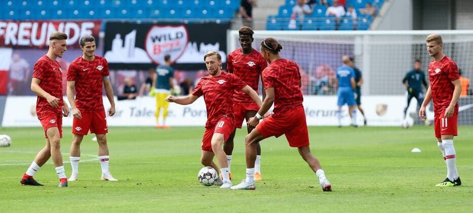 09.08.2018, xtgx, Fussball Europa League 3. Qualirunde, RB Leipzig - CS Universitatea Craiova emspor, v.l. Emil Forsberg (Leipzig, 10) gegen Yussuf Poulsen (Leipzig, 9) im Auwärmspiel, rechts Timo Werner (Leipzig, 11) Leipzig