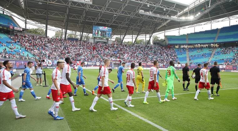 RB Leipzig - Craiova Fussball Euro League Quali Leipzig, 09.08.2018, Red Bull Arena, Fussball, UEFA EURO EM Europameisterschaft Fussball League , Qualifikation, 3.Runde, Hinspiel, RB Leipzig vs. CF Universitatea Craiova , Im Bild; Einlauf der Mannschaften. ,