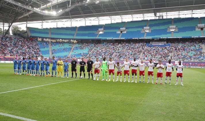 RB Leipzig - Craiova Fussball Euro League Quali Leipzig, 09.08.2018, Red Bull Arena, Fussball, UEFA EURO EM Europameisterschaft Fussball League , Qualifikation, 3.Runde, Hinspiel, RB Leipzig vs. CF Universitatea Craiova , Im Bild; Begrüßung der Mannschaften. ,