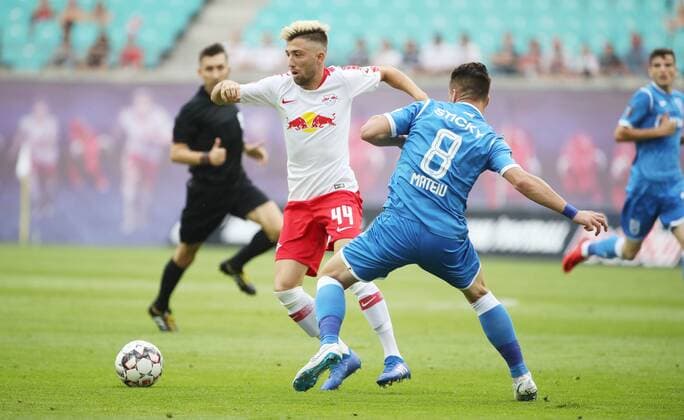 RB Leipzig - Craiova Fussball Euro League Quali Leipzig, 09.08.2018, Red Bull Arena, Fussball, UEFA EURO EM Europameisterschaft Fussball League , Qualifikation, 3.Runde, Hinspiel, RB Leipzig vs. CF Universitatea Craiova , Im Bild von links; Kevin Kampl (44, RB Leipzig) und Alexandru Mateiu (8, Craiova). ,