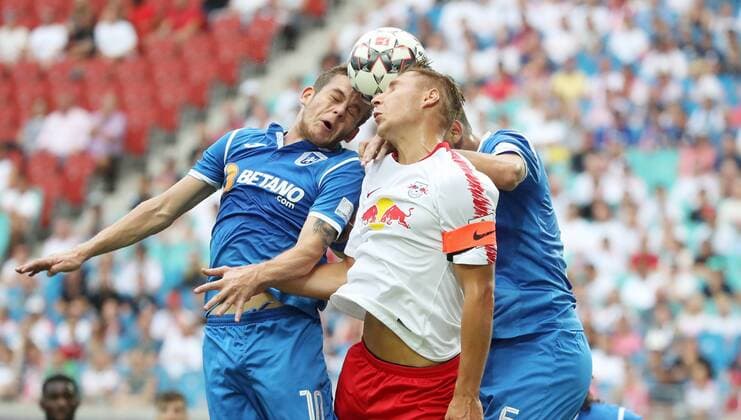 RB Leipzig - Craiova Fussball Euro League Quali Leipzig, 09.08.2018, Red Bull Arena, Fussball, UEFA EURO EM Europameisterschaft Fussball League , Qualifikation, 3.Runde, Hinspiel, RB Leipzig vs. CF Universitatea Craiova , Im Bild von links; Alexandru Cicaldau (10, Craiova), Willi Orban (4, RB Leipzig), und Renato Kelic (6, Craiova). ,